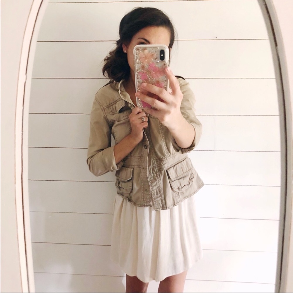 Beige jean jacket with pockets. Aeropostale.